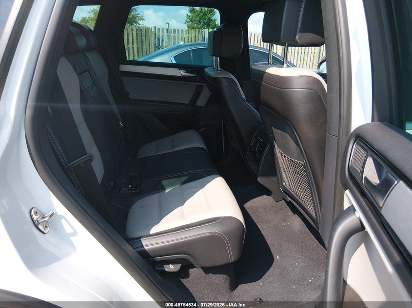 2017 Volkswagen Touareg VIN WVGRF7BP6HD003042 IAAI salvage auction — RIGHT FRONT, Wait Title, sold $2,600 on 2026-08-16 (photo 8)