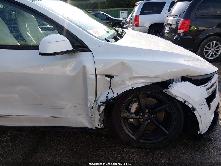 2026 Tesla Model y VIN 7SAYGDEE0TF557333 IAAI salvage auction — RIGHT FRONT, Wait Title, sold $28,300 on 2026-09-09 (photo 6)