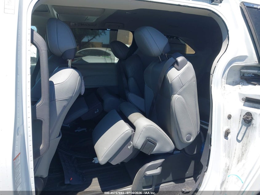 2022 Toyota Sienna VIN 5TDZRKEC8NS105109 IAAI salvage auction — SIDE, Wait Title, sold $16,300 on 2026-08-23 (photo 8)