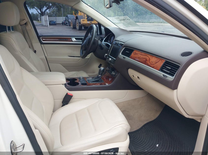 2011 Volkswagen Touareg VIN WVGFG9BP6BD002301 IAAI salvage auction — MECHANICAL, Clear (Florida), sold $425 on 2026-08-05 (photo 5)