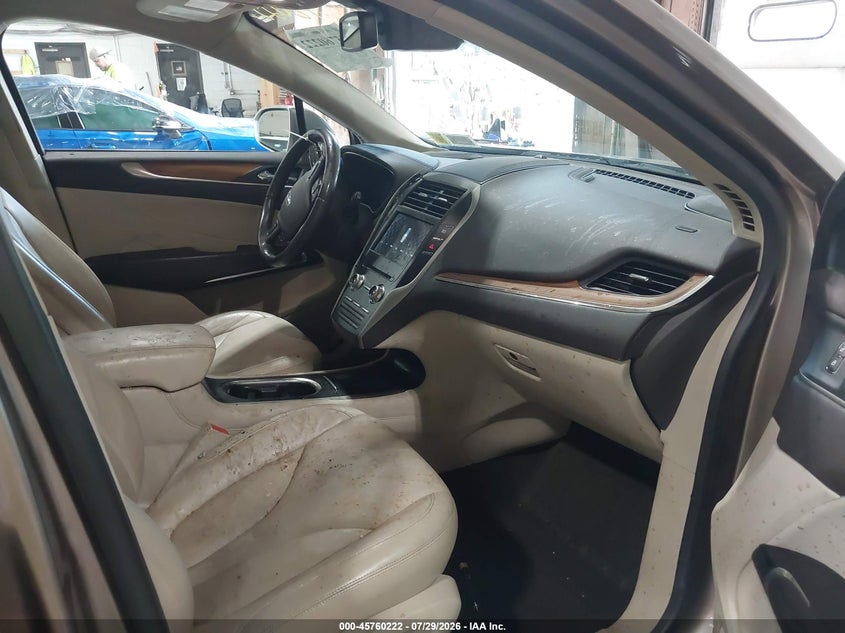 2019 Lincoln Mkc VIN 5LMCJ2D93KUL22618 IAAI salvage auction — FRONT & REAR, Salvage Title, sold $2,275 on 2026-09-09 (photo 5)