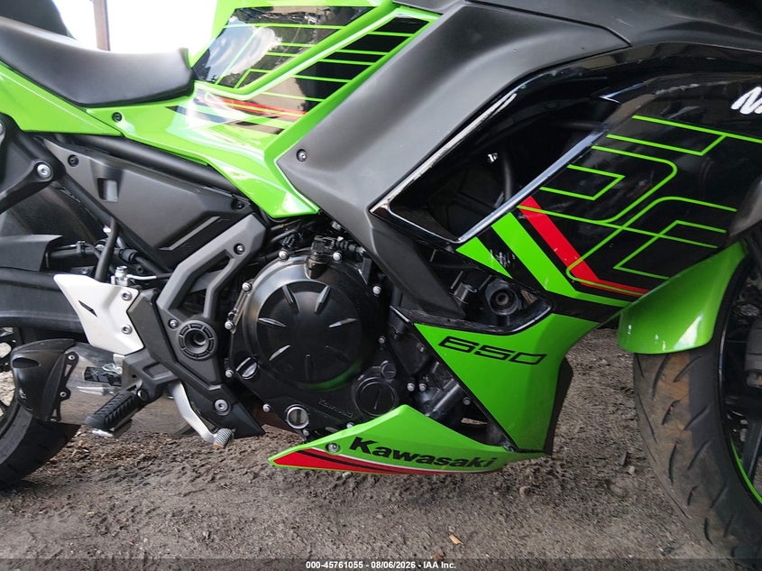 2024 Kawasaki Ninja VIN ML5EXEP16RDAB3542 IAAI salvage auction — LEFT & RIGHT, Salvage (Massachusetts), sold $1,850 on 2026-09-16 (photo 8)