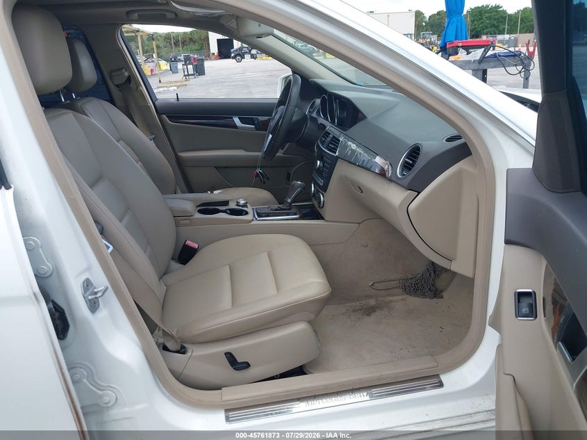 2013 Mercedes-benz C-klasse VIN WDDGF4HB7DA868206 IAAI salvage auction — NORMAL WEAR, Clear (Florida), sold $600 on 2026-08-06 (photo 5)