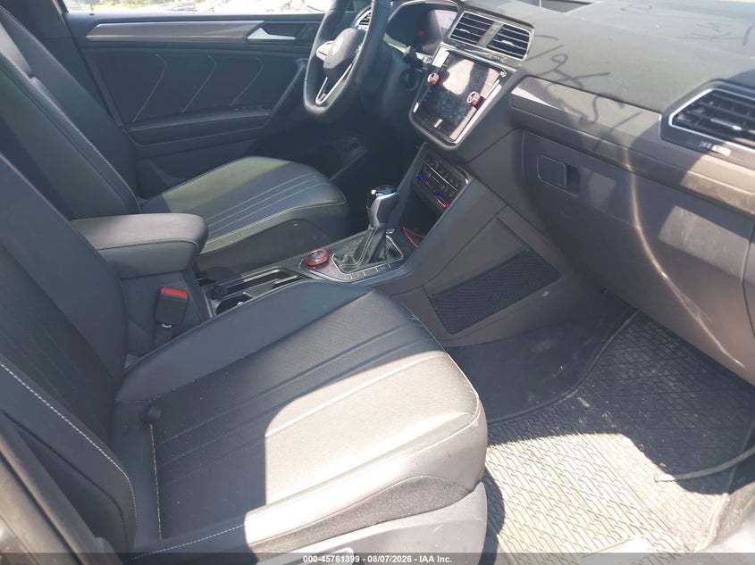 2024 Volkswagen Tiguan VIN 3VV8B7AX6RM031122 IAAI salvage auction — SIDE, Salvage Title, sold $9,600 on 2026-08-21 (photo 5)