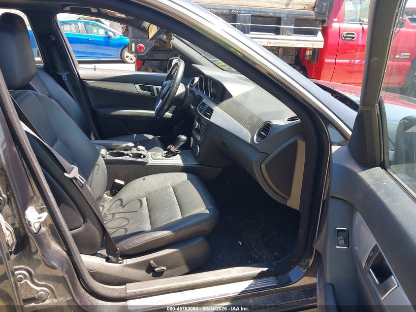 2014 Mercedes-benz C class VIN WDDGF8AB4ER308289 IAAI salvage auction — NORMAL WEAR, Original (Maine), sold $1,050 on 2026-08-10 (photo 5)