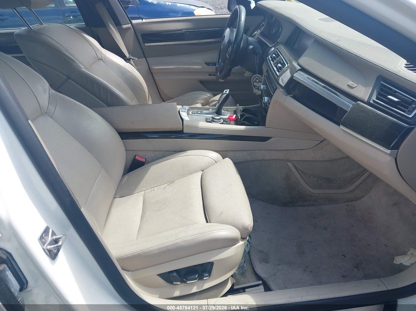 2012 BMW 7er VIN WBAKA8C55CDS99748 IAAI salvage auction — NORMAL WEAR, Clear (New York), sold $425 on 2026-08-04 (photo 5)