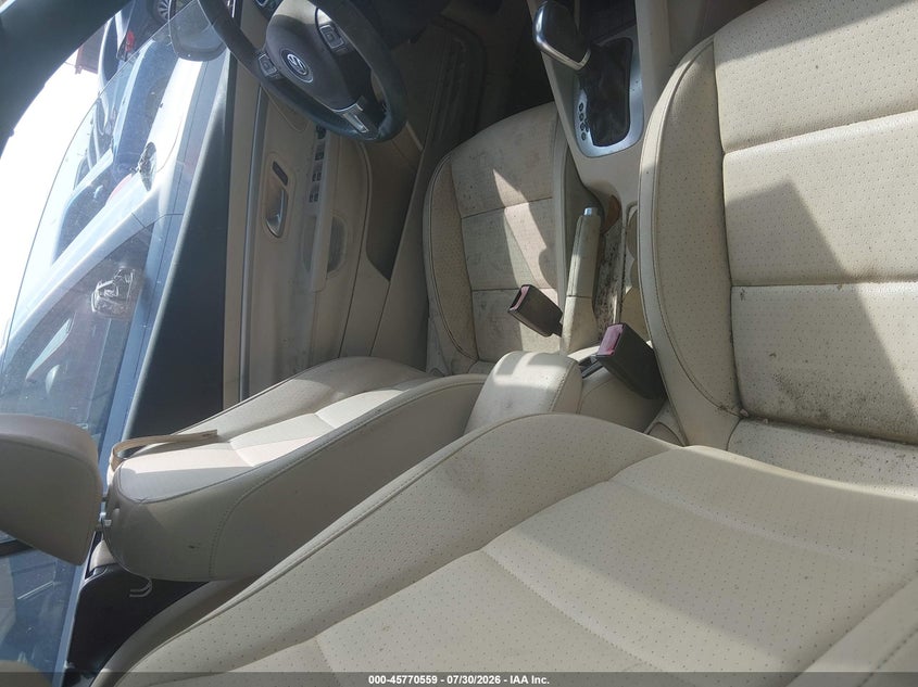 2016 Volkswagen Eos VIN WVWBW8AH7GV000889 IAAI salvage auction — NORMAL WEAR, Salvage Title, sold $25 on 2026-08-17 (photo 5)