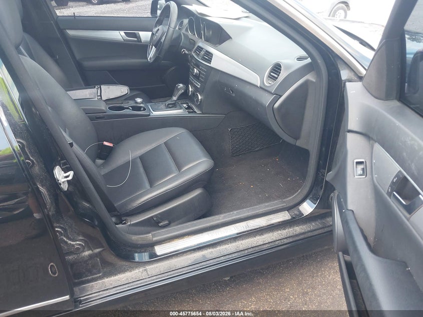 2014 Mercedes-benz C-klasse VIN WDDGF8AB1EG221171 IAAI salvage auction — NORMAL WEAR, Clear (Illinois), sold $1,600 on 2026-08-17 (photo 5)