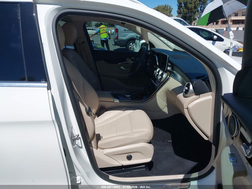 2017 Mercedes-benz Glc VIN WDC0G4JB1HV011164 IAAI salvage auction — NORMAL WEAR, Salvage Title, sold $6,700 on 2026-08-24 (photo 5)