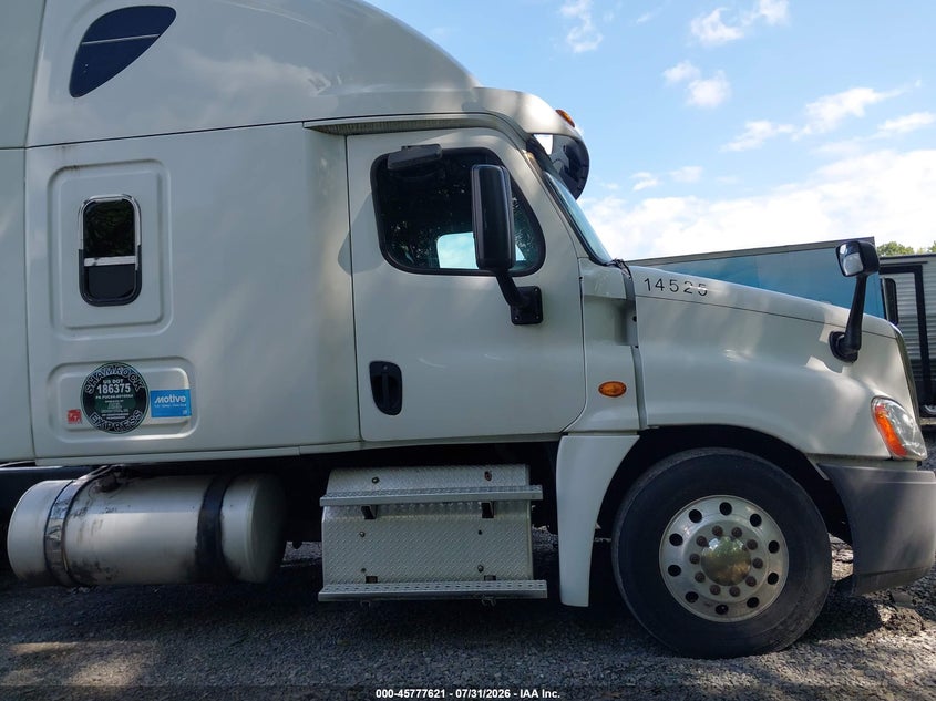 2015 Freightliner Cascadia 125 VIN 3AKJGLBG1FSGB2433 — IAAI salvage auction photo