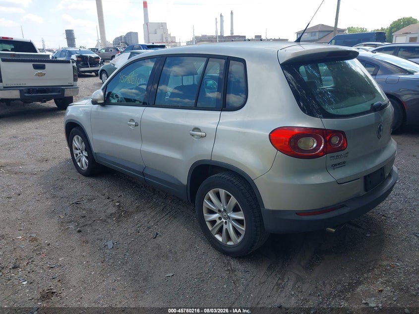 2010 Volkswagen Tiguan VIN WVGAV7AX6AW525827 IAAI salvage auction — NORMAL WEAR, Clear (Indiana), sold $1,300 on 2026-08-12 (photo 3)