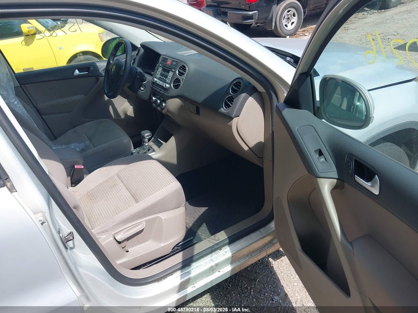 2010 Volkswagen Tiguan VIN WVGAV7AX6AW525827 IAAI salvage auction — NORMAL WEAR, Clear (Indiana), sold $1,300 on 2026-08-12 (photo 5)