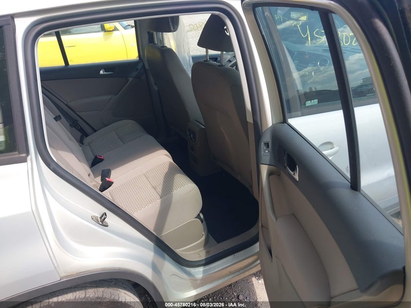 2010 Volkswagen Tiguan VIN WVGAV7AX6AW525827 IAAI salvage auction — NORMAL WEAR, Clear (Indiana), sold $1,300 on 2026-08-12 (photo 8)