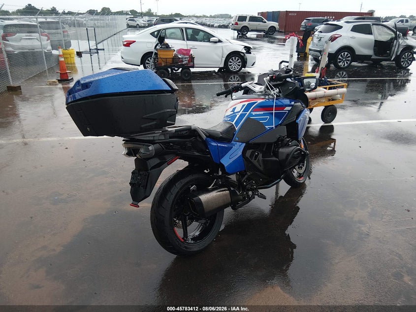 2026 BMW R 1300 VIN WB10M4302T6M41120 IAAI salvage auction — RIGHT SIDE, Salvage (Missouri), sold $12,200 on 2026-09-08 (photo 4)