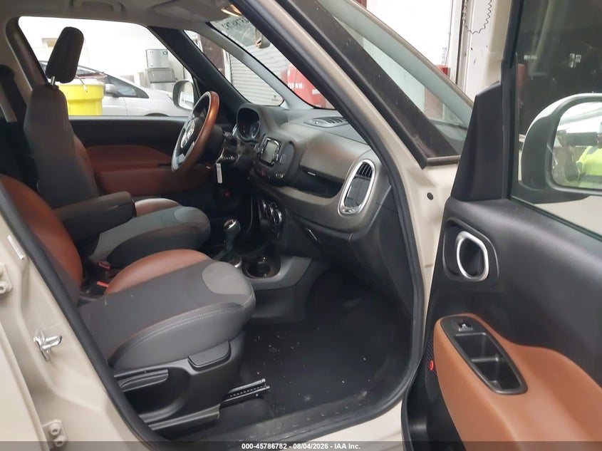 2016 Fiat 500l VIN ZFBCFADH1GZ037858 IAAI salvage auction — REAR END, Salvage Title, sold $2,200 on 2026-08-16 (photo 5)