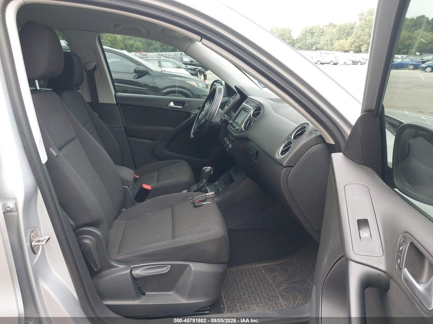 2017 Volkswagen Tiguan VIN WVGAV7AX9HK042768 IAAI salvage auction — NORMAL WEAR, Clear (Michigan), sold $575 on 2026-08-11 (photo 5)