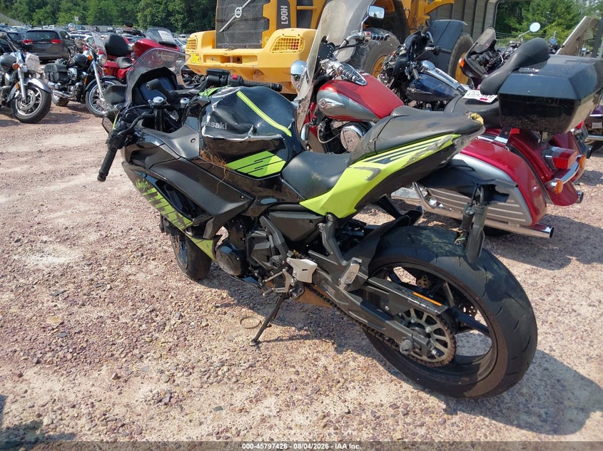 2026 Kawasaki Ninja VIN ML5EXEP14TDAJ6192 IAAI salvage auction — LEFT & RIGHT, Salvage Title, sold $1,450 on 2026-09-23 (photo 3)
