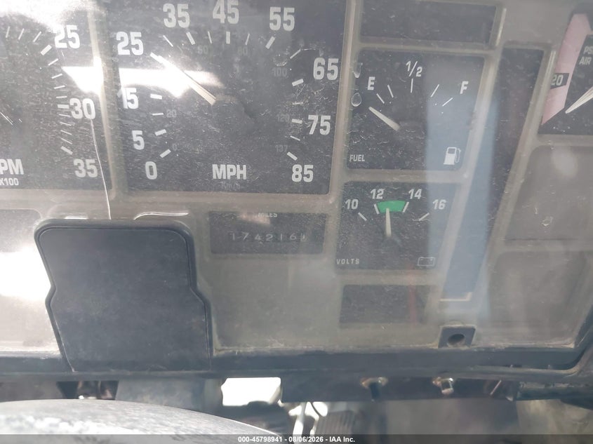 2001 International 4000 series VIN 1HTSCAAL41H386779 IAAI salvage auction — SIDE, Salvage (Texas), sold $325 on 2026-09-07 (photo 5)