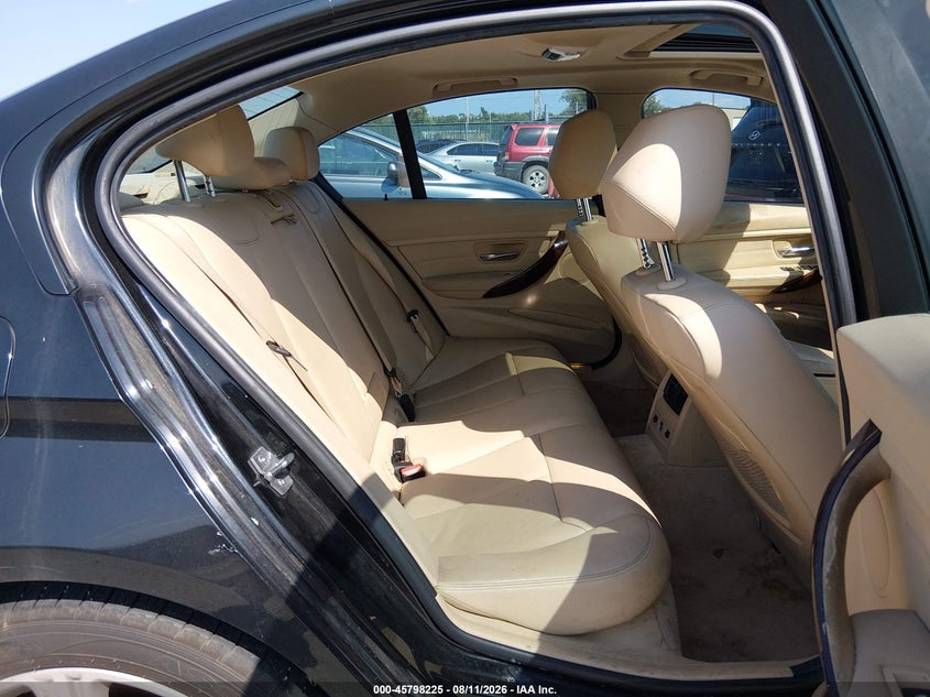 2013 BMW 3er VIN WBA3B3C52DF538182 IAAI salvage auction — NORMAL WEAR, Salvage Title, sold $1,050 on 2026-08-21 (photo 8)