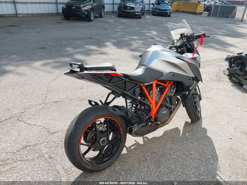 2017 Ktm 1290 VIN VBKV69404HM953865 IAAI salvage auction — LEFT & RIGHT, Wait Title, sold $3,050 on 2026-09-23 (photo 4)