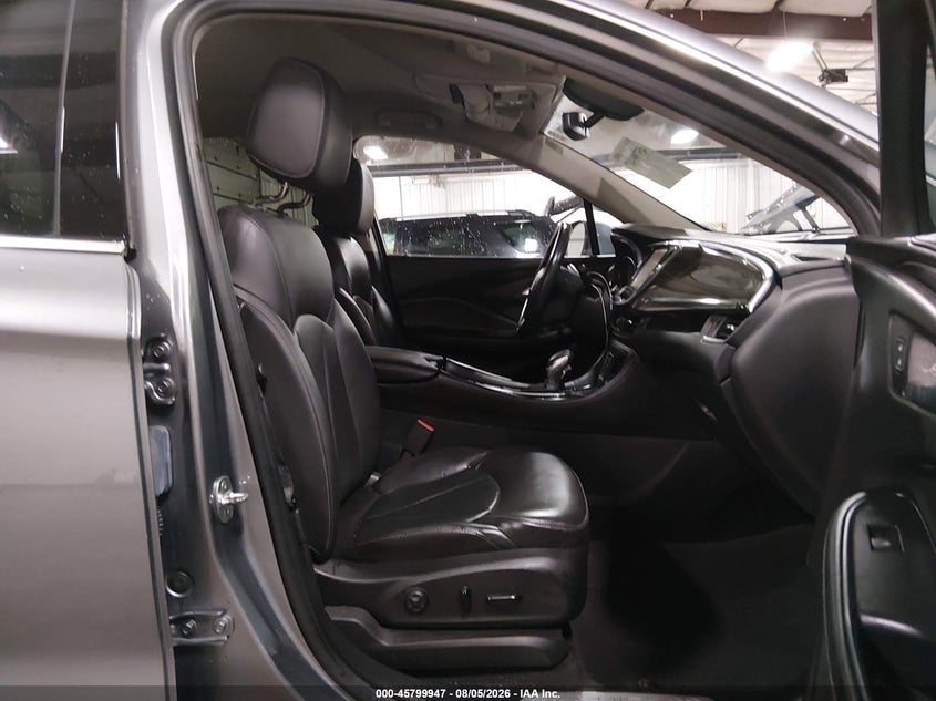 2019 Buick Envision VIN LRBFX2SA9KD145586 IAAI salvage auction — RIGHT FRONT, Salvage Title, sold $5,600 on 2026-09-30 (photo 5)