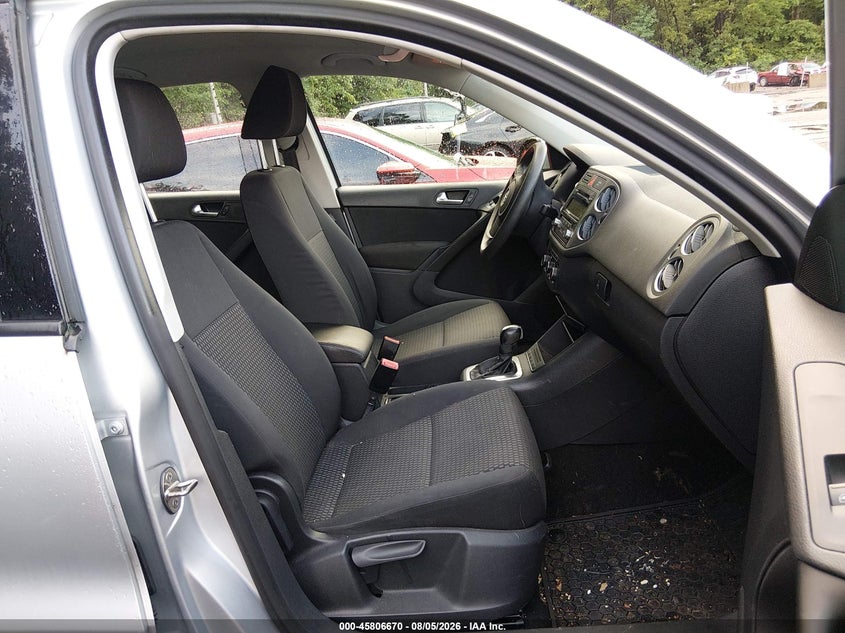 2011 Volkswagen Tiguan VIN WVGAV7AXXBW558590 IAAI salvage auction — NORMAL WEAR, Clear (Virginia), sold $850 on 2026-08-19 (photo 5)