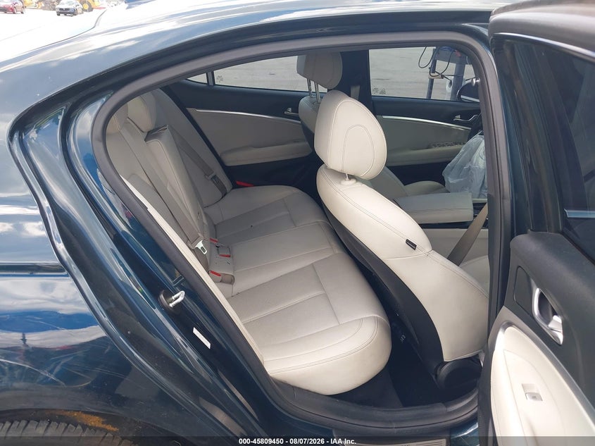 2025 Genesis G70 VIN KMTG34SC2SU150581 IAAI salvage auction — SIDE, Salvage Title, sold $3,200 on 2026-09-05 (photo 8)