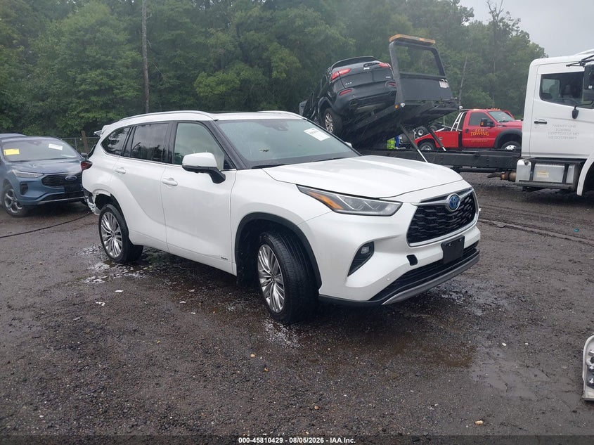 2024 Toyota Highlander Hybrid VIN 5TDEBRCH7RS632672 — IAAI salvage auction photo