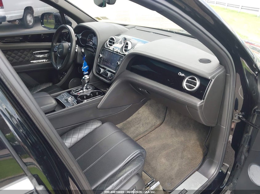 2017 Bentley Bentayga VIN SJAAC2ZV1HC013275 IAAI salvage auction — NORMAL WEAR, Salvage Title, sold $45,000 on 2026-09-03 (photo 5)