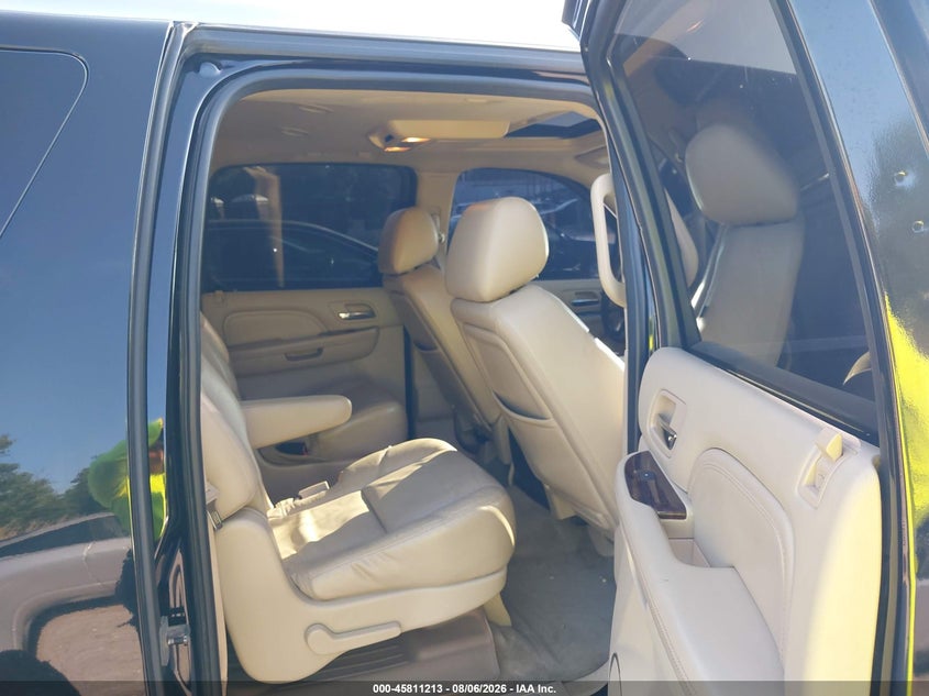 2011 Cadillac Escalade esv VIN 1GYS4JEF4BR132851 IAAI salvage auction — NORMAL WEAR, Clear (Maryland), sold $825 on 2026-08-27 (photo 8)
