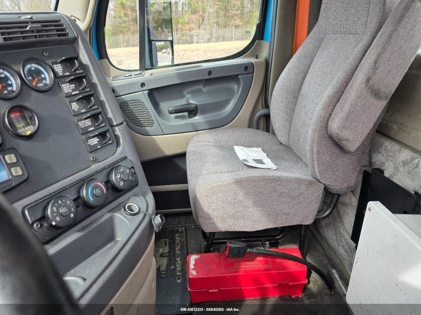 2016 Freightliner Cascadia 113 VIN 1FUJGBDV8GLHE3829 IAAI salvage auction — NORMAL WEAR, Dealer (Iowa), sold $6,500 on 2026-08-22 (photo 5)