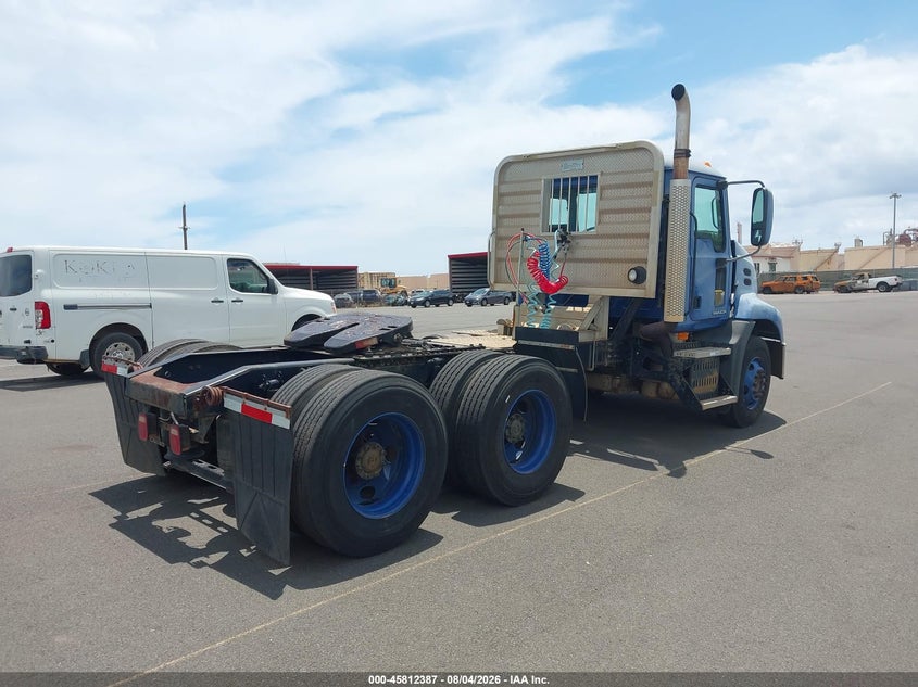 2008 Mack 600 rd600 VIN 1M1AW02Y88N002292 IAAI salvage auction — NORMAL WEAR, Sf97 (Hawaii), sold $15,450 on 2026-09-01 (photo 4)