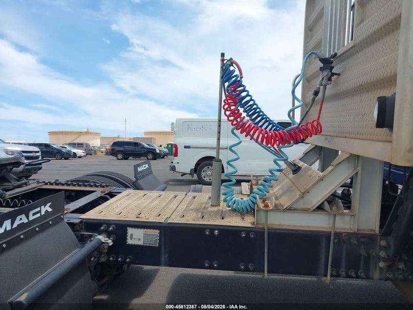 2008 Mack 600 rd600 VIN 1M1AW02Y88N002292 IAAI salvage auction — NORMAL WEAR, Sf97 (Hawaii), sold $15,450 on 2026-09-01 (photo 8)