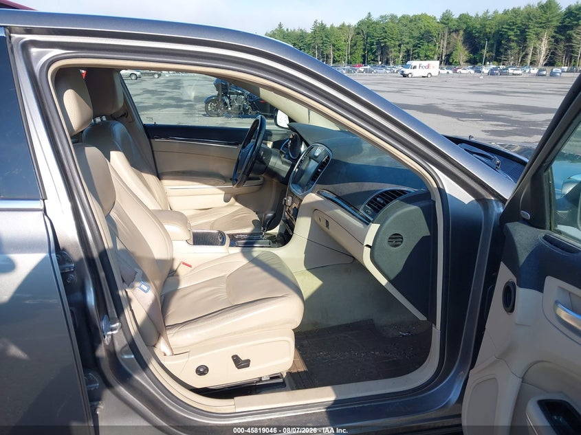 2011 Chrysler 300 VIN 2C3CA5CG7BH598462 IAAI salvage auction — NORMAL WEAR, Clear (New York), sold $800 on 2026-08-22 (photo 5)