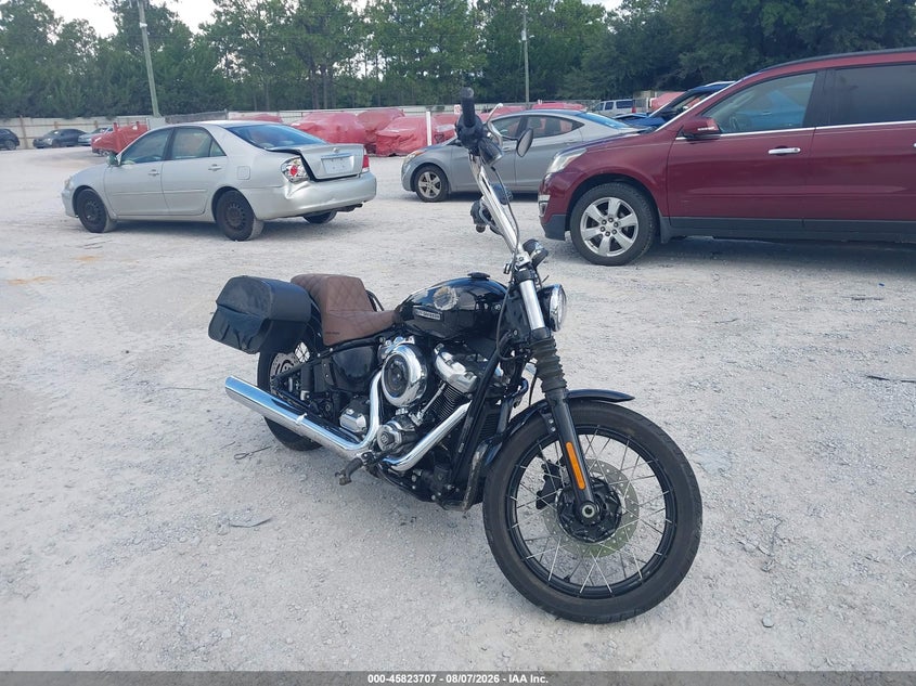 2025 Harley-davidson Street bob VIN 1HD1YJ91XSB039943 IAAI salvage auction — LEFT & RIGHT, Wait Title, sold $4,300 on 2026-09-09 (photo 1)
