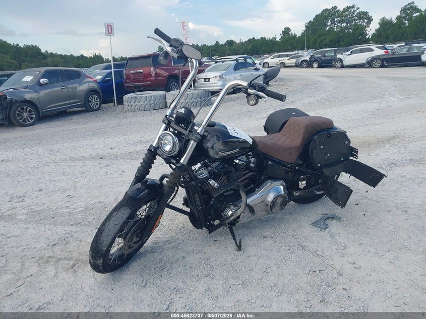 2025 Harley-davidson Street bob VIN 1HD1YJ91XSB039943 IAAI salvage auction — LEFT & RIGHT, Wait Title, sold $4,300 on 2026-09-09 (photo 2)
