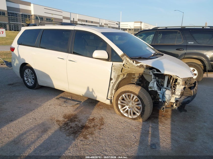 2017 Toyota Sienna VIN 5TDYZ3DC9HS767501 — IAAI salvage auction photo
