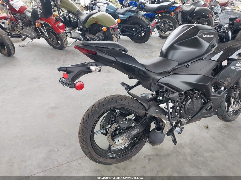 2026 Kawasaki Ninja VIN ML5EXGG17TDA80383 IAAI salvage auction — RIGHT SIDE, Wait Title, sold $950 on 2026-10-02 (photo 4)