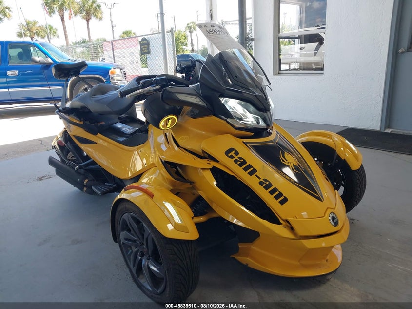 2013 Can-am/ brp Spyder VIN 2BXNCBC18DV000781 IAAI salvage auction — LEFT & RIGHT, Rebuildable (Florida), sold $2,500 on 2026-09-02 (photo 1)