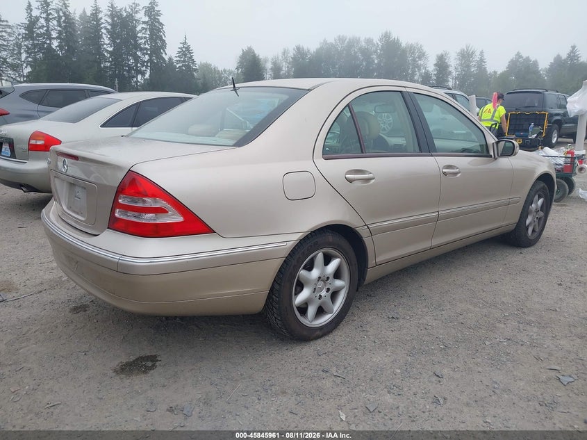 2001 Mercedes-benz C class VIN WDBRF64J41F019689 IAAI salvage auction — NORMAL WEAR, Clear (Washington), sold $775 on 2026-08-19 (photo 4)