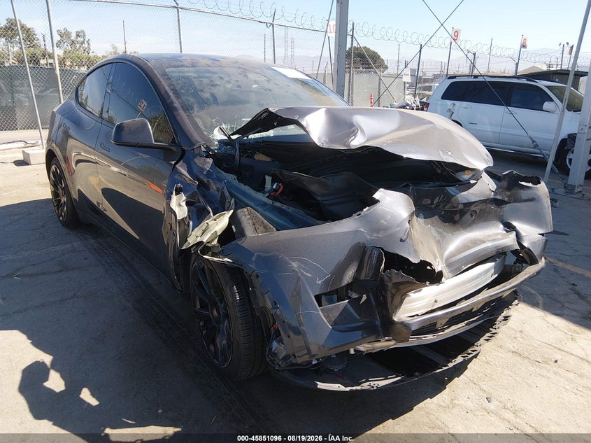 2024 Tesla Model y VIN 7SAYGDEE8RA237067 — IAAI salvage auction photo