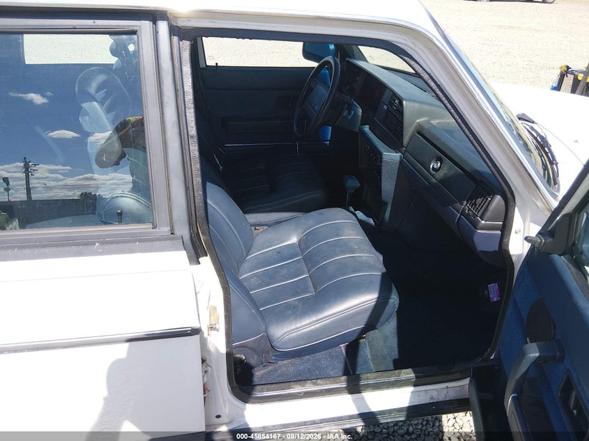 1989 Volvo 240 VIN YV1AX8853K1830431 IAAI salvage auction — NORMAL WEAR, Clear - Public Restricted (Oregon), sold $100 on 2026-08-17 (photo 5)