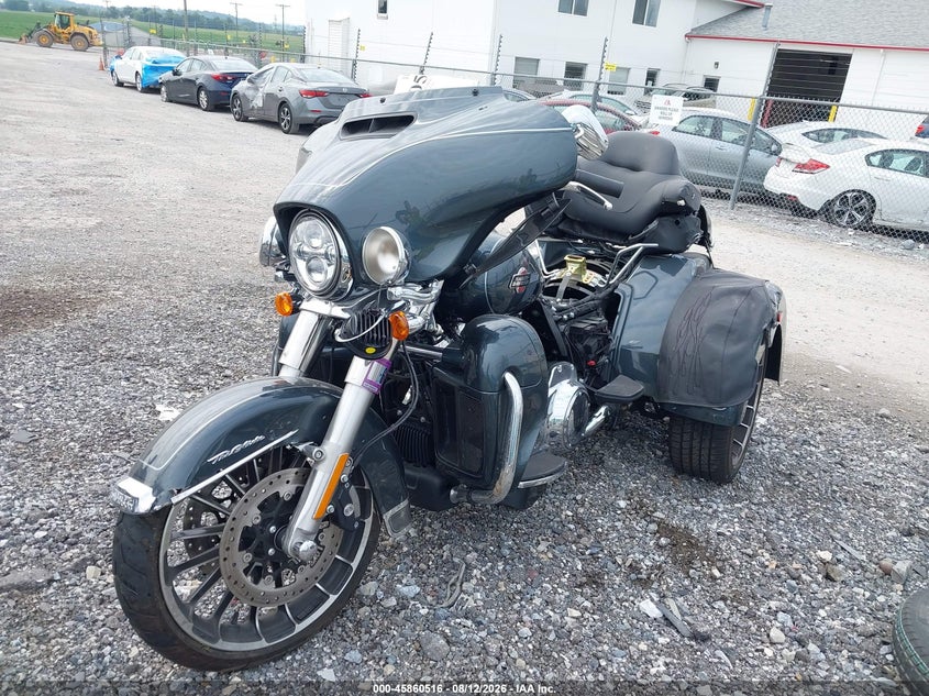2025 Harley-davidson Tri glide ultra VIN 1HD1MAF18SB855324 IAAI salvage auction — LEFT SIDE, Salvage (Pennsylvania), sold $13,350 on 2026-09-10 (photo 2)