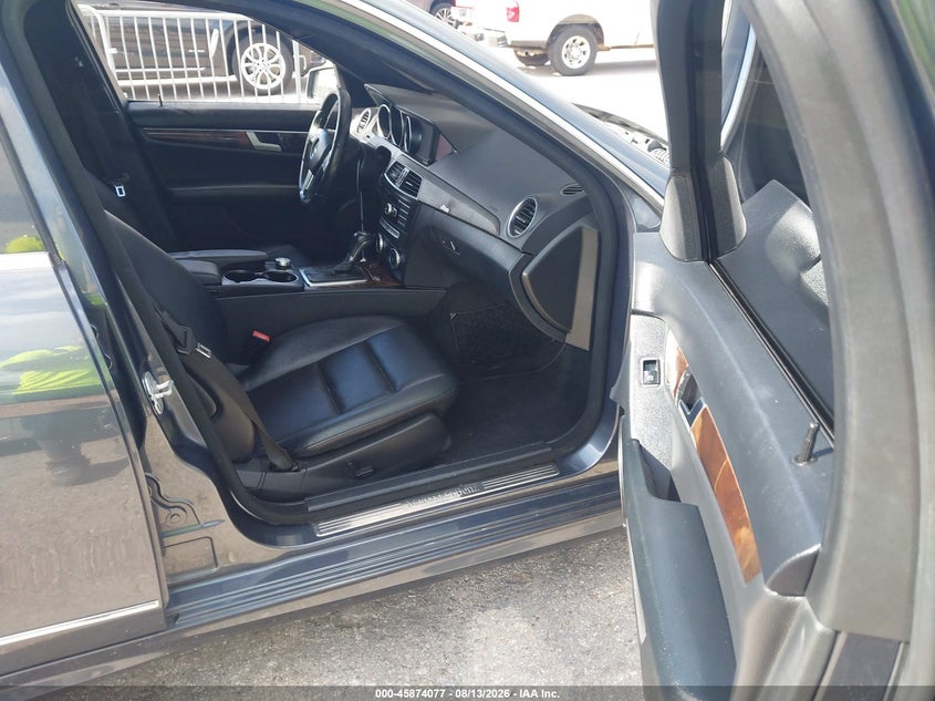 2014 Mercedes-benz C-klasse VIN WDDGF4HB5EA957189 IAAI salvage auction — NORMAL WEAR, Original (Texas), sold $25 on 2026-08-19 (photo 5)