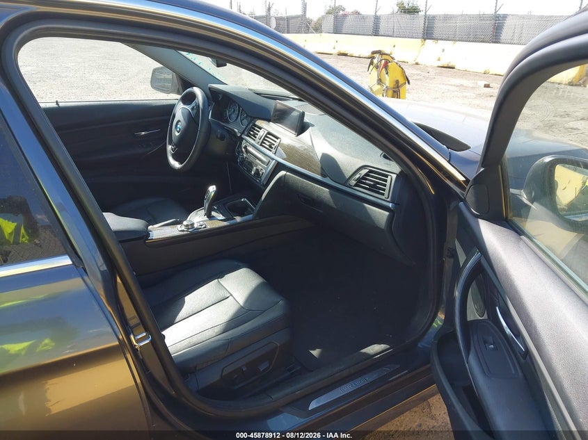 2012 BMW 3er VIN WBA3A5C56CF341674 IAAI salvage auction — NORMAL WEAR, Clear - Dealer Only (California), sold $1,800 on 2026-08-20 (photo 5)