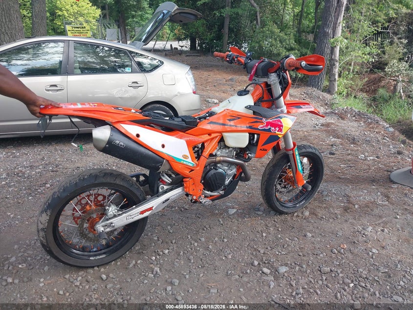 2025 Ktm VIN VBKEXJ402SM467626 IAAI salvage auction — LEFT SIDE, Wait Title, sold $3,400 on 2026-10-07 (photo 4)