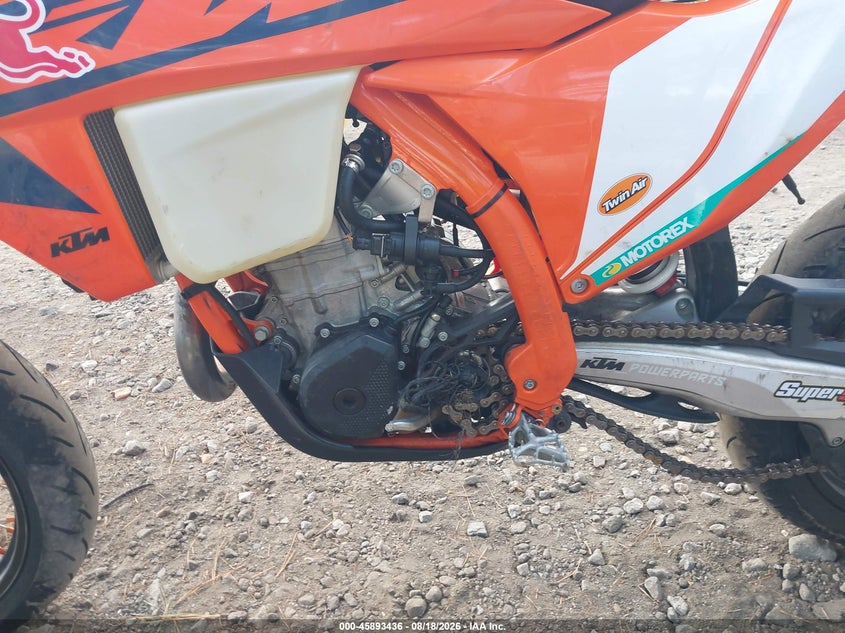 2025 Ktm VIN VBKEXJ402SM467626 IAAI salvage auction — LEFT SIDE, Wait Title, sold $3,400 on 2026-10-07 (photo 9)