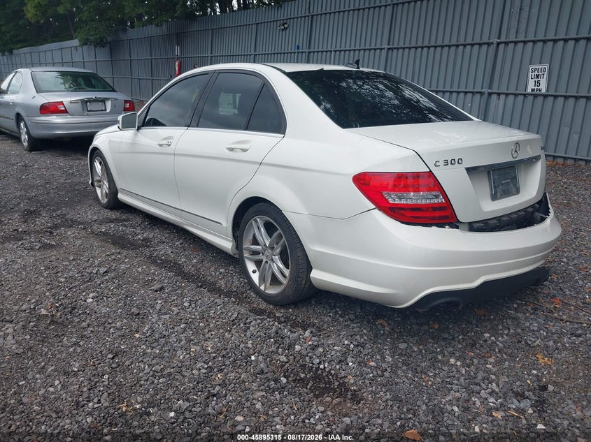 2012 Mercedes-benz C-klasse VIN WDDGF8BBXCR199896 IAAI salvage auction — RIGHT SIDE, Salvage (New Jersey), sold $1,800 on 2026-09-09 (photo 3)