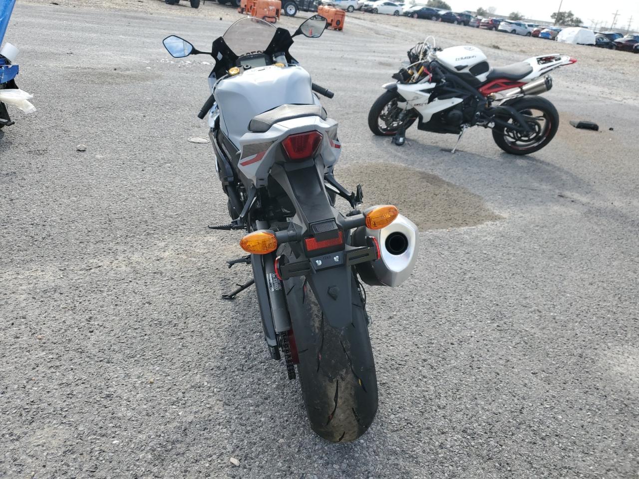 2024 SUZUKI GSXR1000 VIN JS1DM11F2R7100050 COPART salvage auction — VANDALISM, LA - CERT OF TITLE-SALVAGE, sold $8,500 on 2025-04-02 (photo 4)