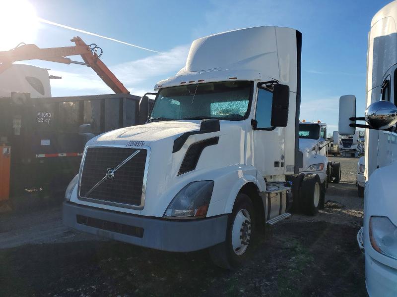 2016 Volvo Vnl VIN 4V4N39TG5GN965609 COPART salvage auction — NORMAL WEAR, In - Dealer Only Clean Title, sold $5,100 on 2026-08-05 (photo 2)